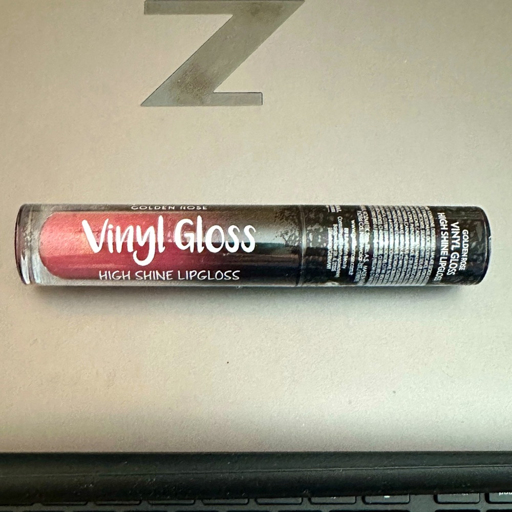 Celesty Vinyl Gloss High Shine Lipgloss, color Mauve 06, new in packaging